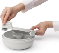 Brabantia Make & Take Salade Lunchbox - 1,3 L - Kunststof - Light Grey -Kruideniers Winkel 1200x1064 2
