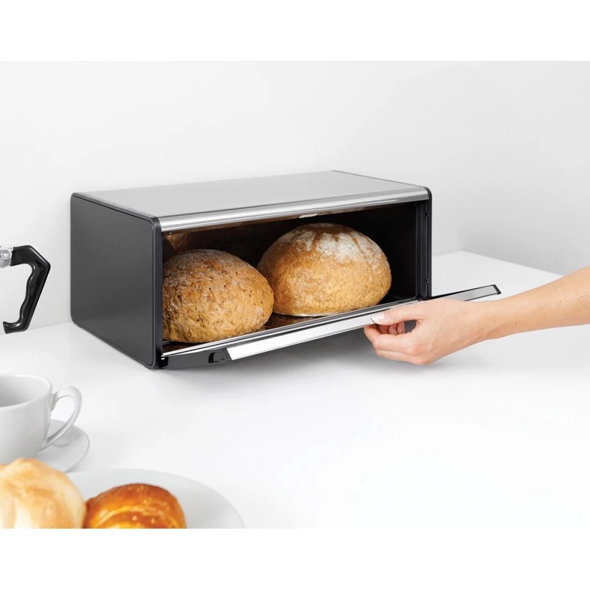 Brabantia Broodtrommel - Met Klepdeksel - Matt Steel Fingerprint Proof / Matt Black 6 Brabantia Broodtrommel - Met Klepdeksel - Matt Steel Fingerprint Proof / Matt Black - Afbeelding 4