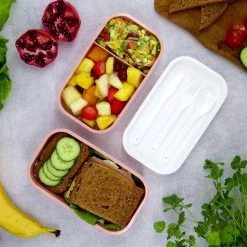 Homra Lunchbox STAQS Pink - Bento Box - 2 Laags Broodtrommel - 3 Compartimenten - Roze - Lunch To Go - Duurzaam Kunststof - BPA Vrij - 3 Vaks Lunchtrommel Voor Volwassenen - Inclusief Bestek - Magnetron, Diepvries, Vaatwasser Bestendig - Vers Houden -Kruideniers Winkel 1200x1200 1750