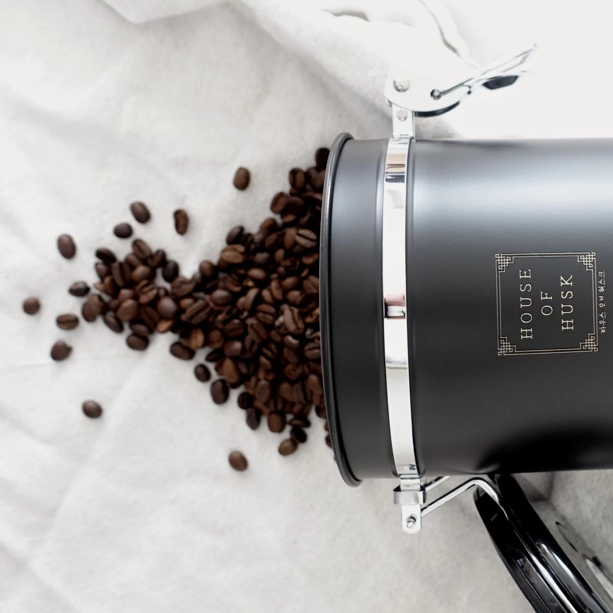 House Of Husk Koffieblik Met CO² Ventilatie - Bewaarblik - Voorraadbussen - Voorraadblik - RVS - Zwart - 1.5 Liter 6 House Of Husk Koffieblik Met CO² Ventilatie - Bewaarblik - Voorraadbussen - Voorraadblik - RVS - Zwart - 1.5 Liter - Afbeelding 4
