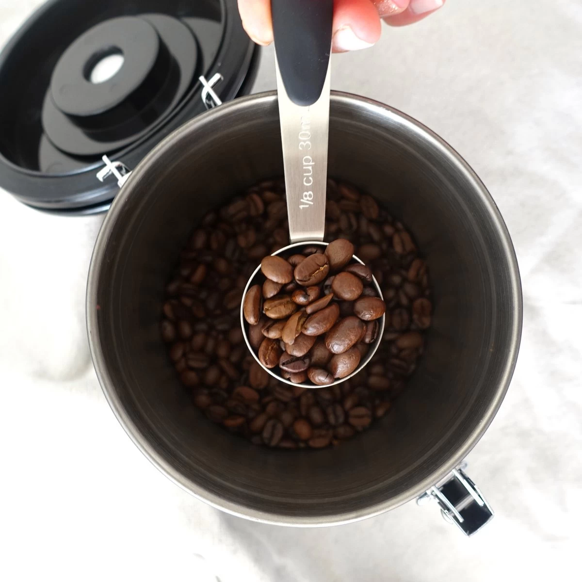 House Of Husk Koffieblik Met CO² Ventilatie - Bewaarblik - Voorraadbussen - Voorraadblik - RVS - Zwart - 1.5 Liter 7 House Of Husk Koffieblik Met CO² Ventilatie - Bewaarblik - Voorraadbussen - Voorraadblik - RVS - Zwart - 1.5 Liter - Afbeelding 5