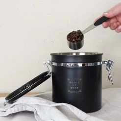 House Of Husk Koffieblik Met CO² Ventilatie - Bewaarblik - Voorraadbussen - Voorraadblik - RVS - Zwart - 1.5 Liter 16 House Of Husk Koffieblik Met CO² Ventilatie - Bewaarblik - Voorraadbussen - Voorraadblik - RVS - Zwart - 1.5 Liter -Kruideniers Winkel 1200x1200 1864