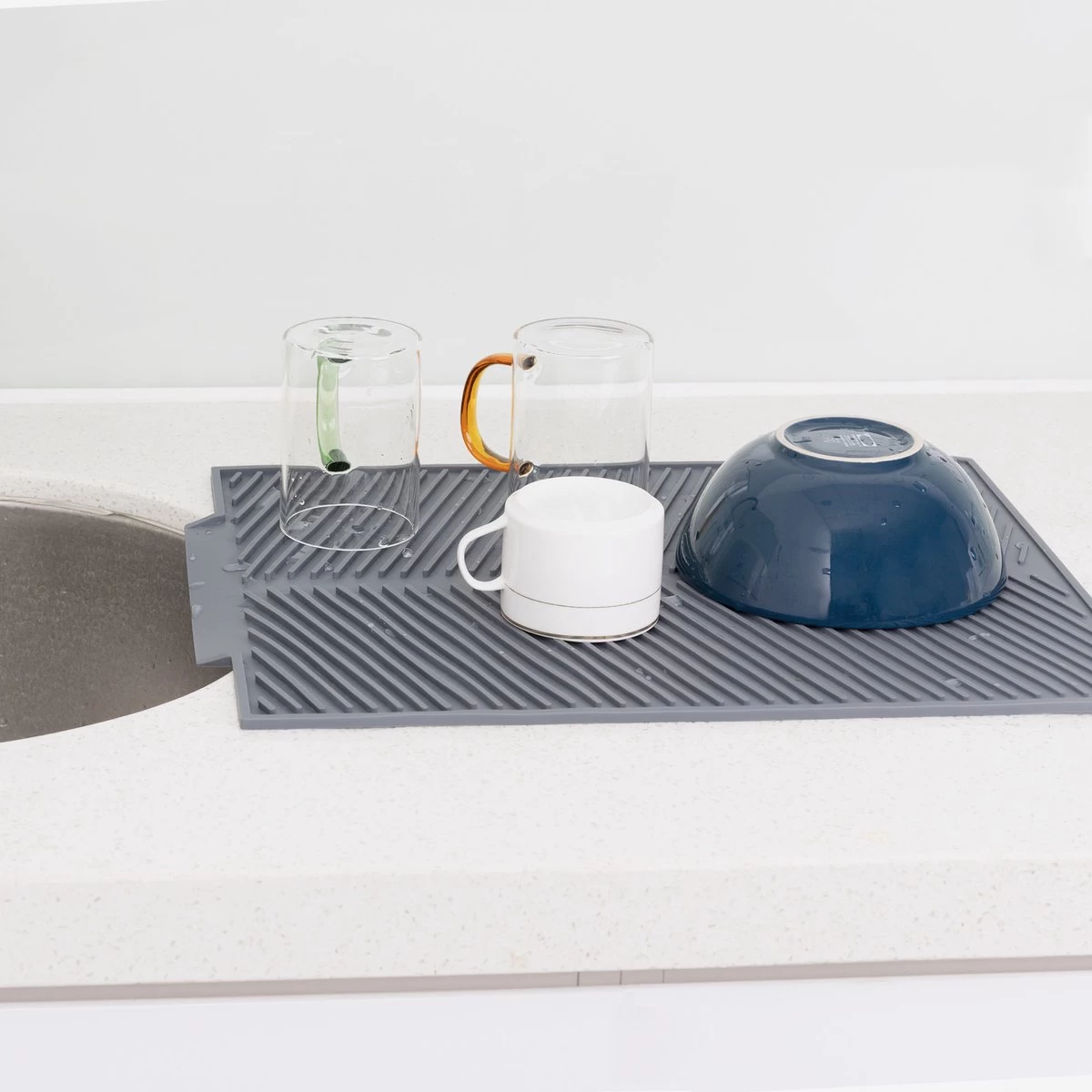 Navaris Siliconen Droogmat Met Afvoer - Aanrecht Droogmat Voor Afwas, Borden, Bestek, Glazen - Grijs 4 Navaris Siliconen Droogmat Met Afvoer - Aanrecht Droogmat Voor Afwas, Borden, Bestek, Glazen - Grijs - Afbeelding 2