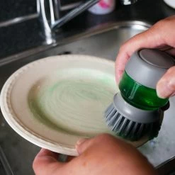 In Round Afwasborstel Met Zeepdispenser / Zeepreservoir – Inclusief Houder – Grijs – Afwas Borstel – Zeep Handborstel – Doseerpomp – Afwasmiddel Dispenser – Navulbaar 14 In Round Afwasborstel Met Zeepdispenser / Zeepreservoir – Inclusief Houder – Grijs – Afwas Borstel – Zeep Handborstel – Doseerpomp – Afwasmiddel Dispenser – Navulbaar -Kruideniers Winkel 1200x1200 896