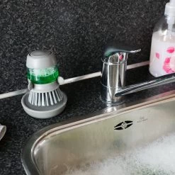 In Round Afwasborstel Met Zeepdispenser / Zeepreservoir – Inclusief Houder – Grijs – Afwas Borstel – Zeep Handborstel – Doseerpomp – Afwasmiddel Dispenser – Navulbaar 15 In Round Afwasborstel Met Zeepdispenser / Zeepreservoir – Inclusief Houder – Grijs – Afwas Borstel – Zeep Handborstel – Doseerpomp – Afwasmiddel Dispenser – Navulbaar -Kruideniers Winkel 1200x1200 897