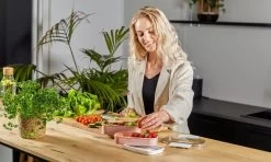 Homra Lunchbox STAQS Pink - Bento Box - 2 Laags Broodtrommel - 3 Compartimenten - Roze - Lunch To Go - Duurzaam Kunststof - BPA Vrij - 3 Vaks Lunchtrommel Voor Volwassenen - Inclusief Bestek - Magnetron, Diepvries, Vaatwasser Bestendig - Vers Houden -Kruideniers Winkel 1200x720 5