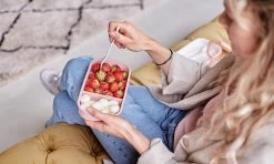 Homra Lunchbox STAQS Pink - Bento Box - 2 Laags Broodtrommel - 3 Compartimenten - Roze - Lunch To Go - Duurzaam Kunststof - BPA Vrij - 3 Vaks Lunchtrommel Voor Volwassenen - Inclusief Bestek - Magnetron, Diepvries, Vaatwasser Bestendig - Vers Houden -Kruideniers Winkel 1200x720 6