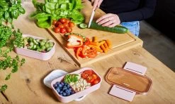 Homra Lunchbox STAQS Pink - Bento Box - 2 Laags Broodtrommel - 3 Compartimenten - Roze - Lunch To Go - Duurzaam Kunststof - BPA Vrij - 3 Vaks Lunchtrommel Voor Volwassenen - Inclusief Bestek - Magnetron, Diepvries, Vaatwasser Bestendig - Vers Houden -Kruideniers Winkel 1200x720 7