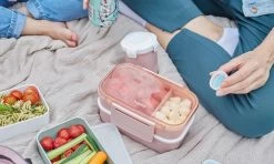 Homra Lunchbox STAQS Pink - Bento Box - 2 Laags Broodtrommel - 3 Compartimenten - Roze - Lunch To Go - Duurzaam Kunststof - BPA Vrij - 3 Vaks Lunchtrommel Voor Volwassenen - Inclusief Bestek - Magnetron, Diepvries, Vaatwasser Bestendig - Vers Houden -Kruideniers Winkel 1200x720 8