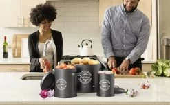 Professionele Bewaardozen - Set Van 3 - Voor Aardappels, Uien En Knoflook - Retro Design - Voorraadcontainer Van Metaal - Keukenopslag - Groentes Bewaren Voor Lange Tijd - Perfect Cadeau Voor In De Keuken -Kruideniers Winkel 1200x742 7