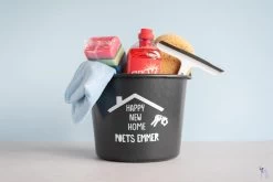 ByMi| Poetsemmer Happy New Home | Cadeautje Huis |Housewarming |Nieuwe Woning | Gepersonaliseerd -Kruideniers Winkel 1200x800 24