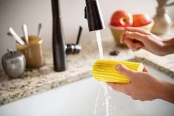 Scrub Daddy Damp Duster - Wonder Stoffer - Licht Blauw -Kruideniers Winkel 1200x802