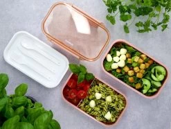 Homra Lunchbox STAQS Pink - Bento Box - 2 Laags Broodtrommel - 3 Compartimenten - Roze - Lunch To Go - Duurzaam Kunststof - BPA Vrij - 3 Vaks Lunchtrommel Voor Volwassenen - Inclusief Bestek - Magnetron, Diepvries, Vaatwasser Bestendig - Vers Houden -Kruideniers Winkel 1200x905 8