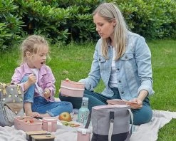 Homra Lunchbox STAQS Pink - Bento Box - 2 Laags Broodtrommel - 3 Compartimenten - Roze - Lunch To Go - Duurzaam Kunststof - BPA Vrij - 3 Vaks Lunchtrommel Voor Volwassenen - Inclusief Bestek - Magnetron, Diepvries, Vaatwasser Bestendig - Vers Houden -Kruideniers Winkel 1200x960 3