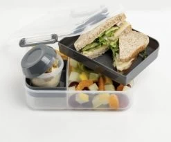 Lunchbox - Broodtrommel Inclusief Sausbeker - 3 Compartimenten - Saladebox - Brooddoos Met Yoghurtpotje 13 Lunchbox - Broodtrommel Inclusief Sausbeker - 3 Compartimenten - Saladebox - Brooddoos Met Yoghurtpotje -Kruideniers Winkel 1200x995 2