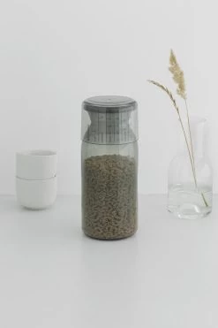 Brabantia Voorraadbussen Met Maatbeker Set Van 2 - 1,3 L - Dark Grey -Kruideniers Winkel 799x1200 21