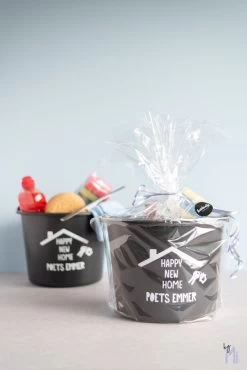 ByMi| Poetsemmer Happy New Home | Cadeautje Huis |Housewarming |Nieuwe Woning | Gepersonaliseerd -Kruideniers Winkel 801x1200 1