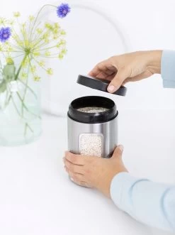 Brabantia Voorraadbus - 1,4 L - Matt Steel Fingerprint Proof / Matt Black Deksel - Met Venster 18 Brabantia Voorraadbus - 1,4 L - Matt Steel Fingerprint Proof / Matt Black Deksel - Met Venster -Kruideniers Winkel 895x1200 4